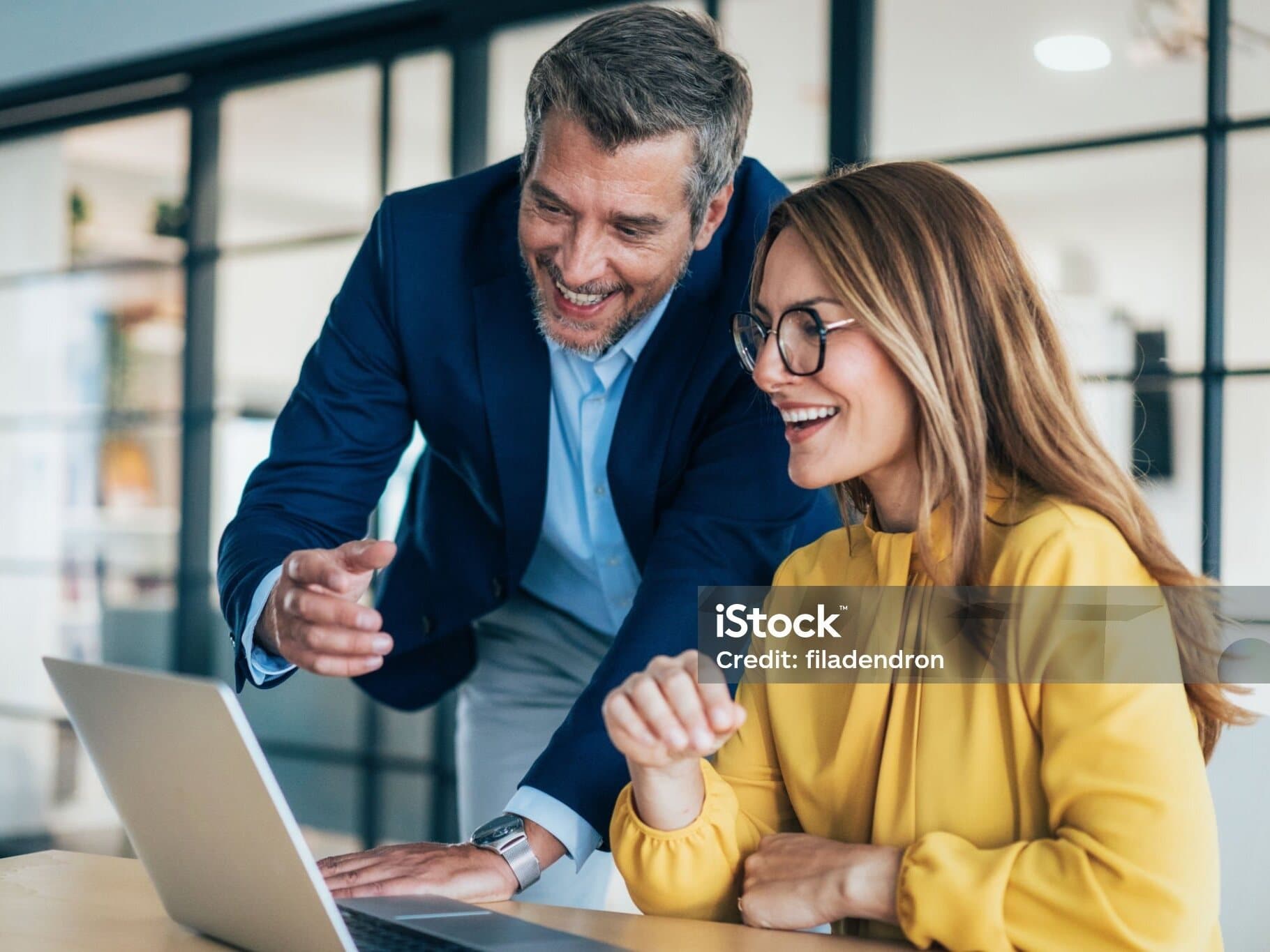 Colegas de trabalho conversando em um escritório